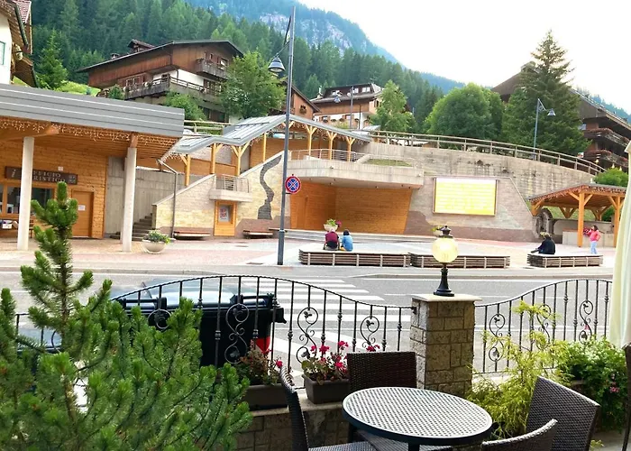 Отель Alba Wellness & 3*